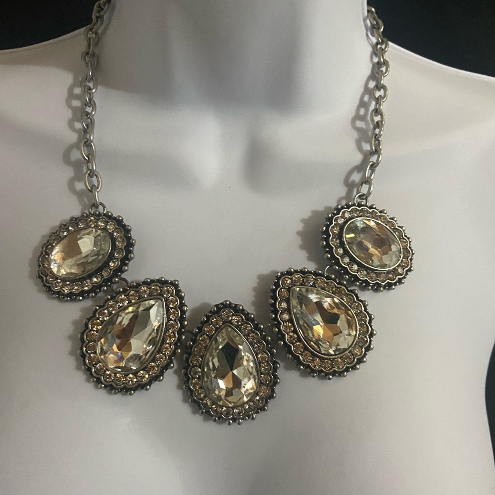 Dramatic Statement necklace - Picture 3 of 3